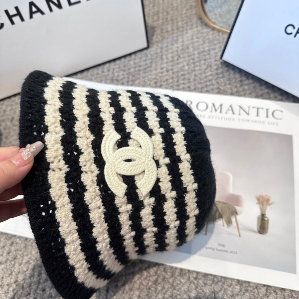 Chanel Simple New Fisherman's Black White in Wool Knitting 960053