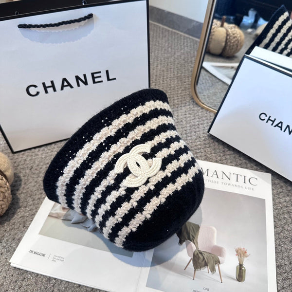 Chanel Simple New Fisherman's Black White in Wool Knitting 960053