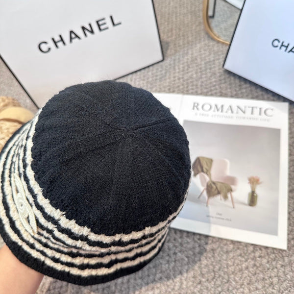 Chanel Simple New Fisherman's Black White in Wool Knitting 960053