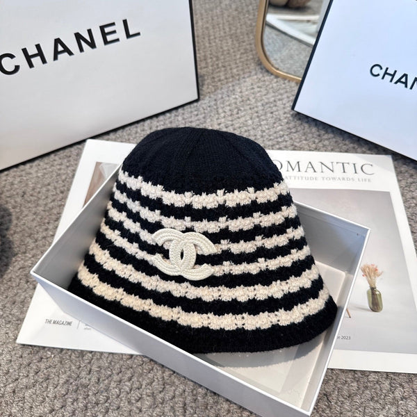 Chanel Simple New Fisherman's Black White in Wool Knitting 960053