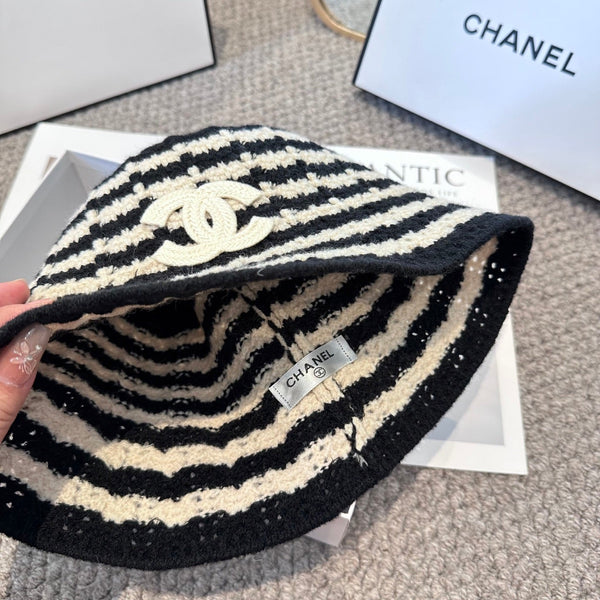 Chanel Simple New Fisherman's Black White in Wool Knitting 960053
