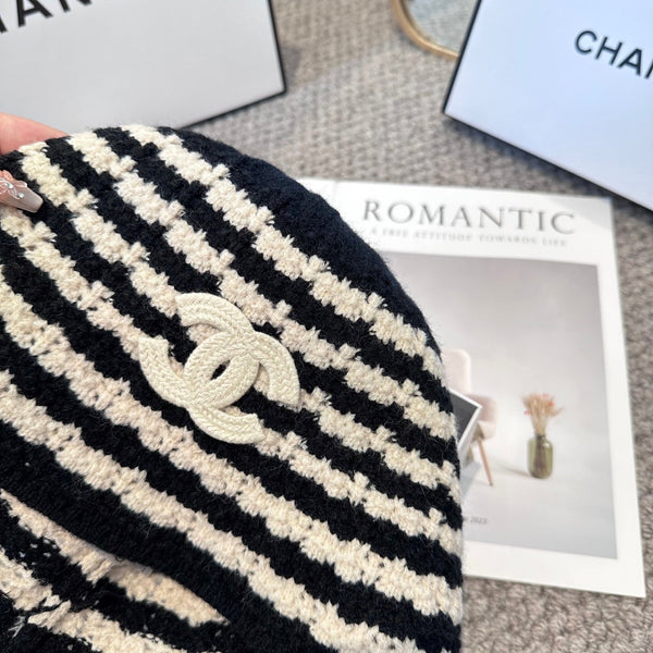 Chanel Simple New Fisherman's Black White in Wool Knitting 960053