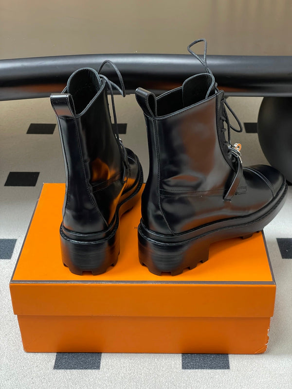 HM Kelly Buckle Classic Ankle Boots Black in Cowhide 594334