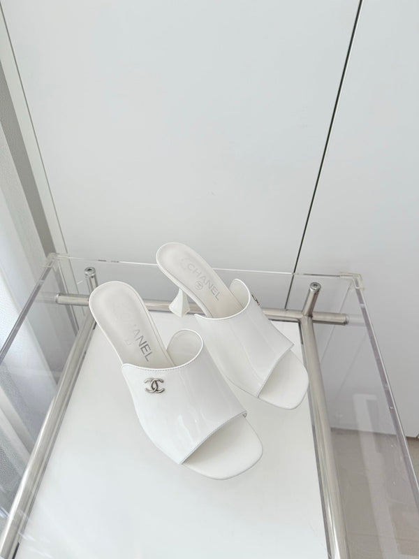 Chanel 26 Sandal 90 White in Patent Leather 597370