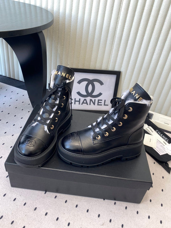 CC Platform Ankle Boots Black in Leather With Fur Lining 611709