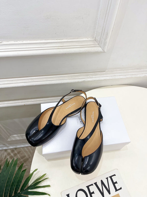 MM6 Tabi 26 Split-Toe Flat Sandals Black in Cowhide 631897