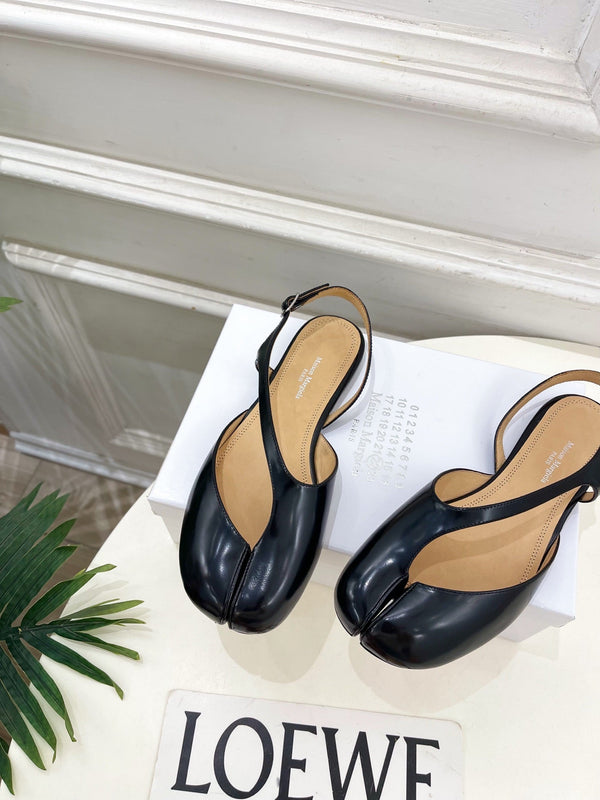 MM6 Tabi 26 Split-Toe Flat Sandals Black in Cowhide 631897
