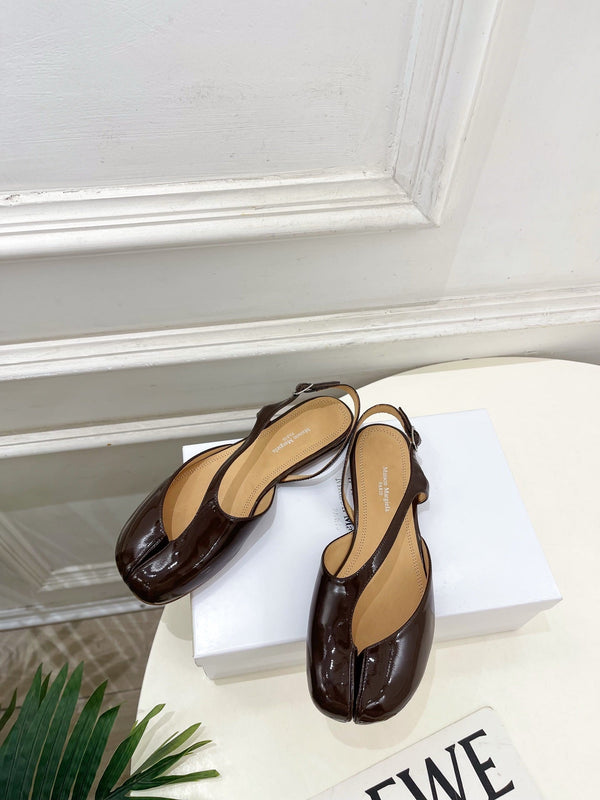 MM6 Tabi 26 Split-Toe Flat Sandals Brown in Cowhide 631898