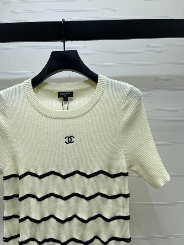 Chanel 2026 Wavy Stripe Knit Short-Sleeve Top Black in Knit Fabric 376034