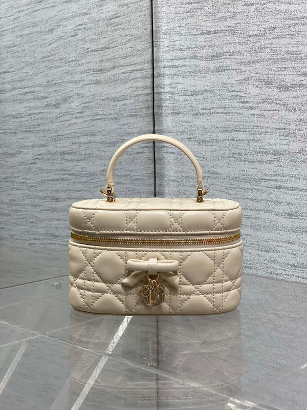 CD Bow-embellished Cosmetic Bag 17.5 Beige in Lambskin 286418