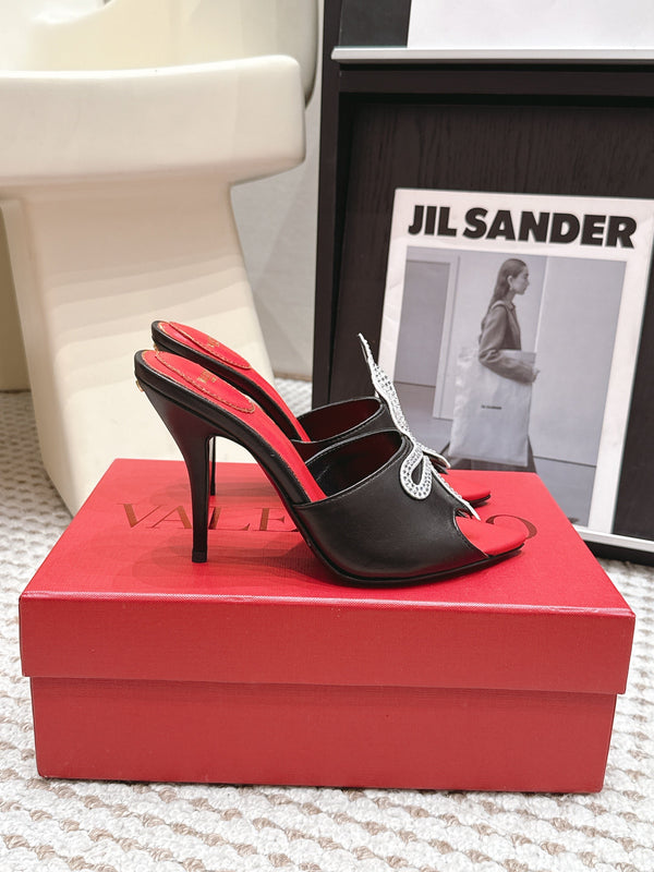 VL 26 Pointed Toe Rhinestone Buckle Sandals 10cm Black in Cowhide 813049