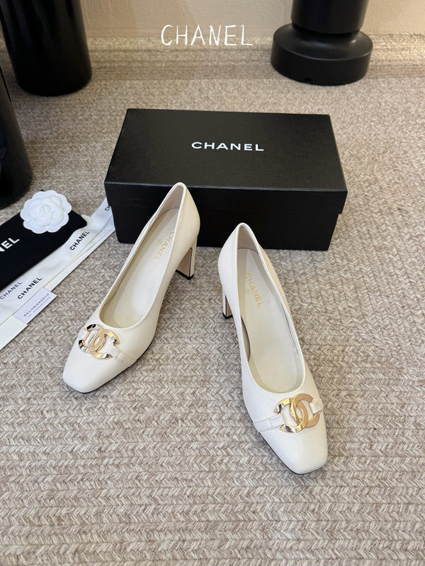 CC 26ss Logo Square-Toe Pumps White Lambskin 835685