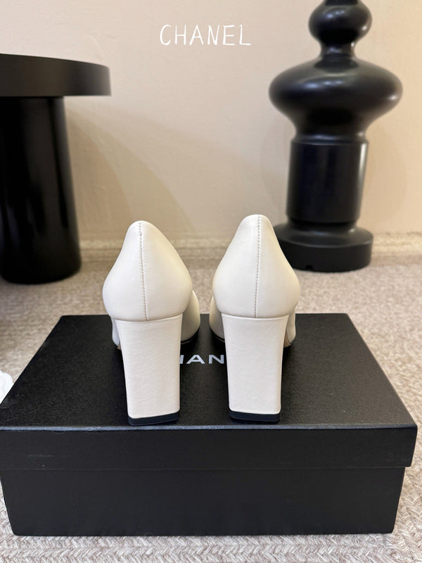 CC 26ss Logo Square-Toe Pumps White Lambskin 835685
