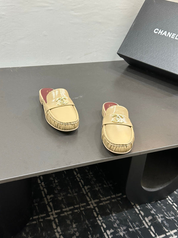 CC 2026 Double C Logo Loafers Begie Leather Sheepskin 832503