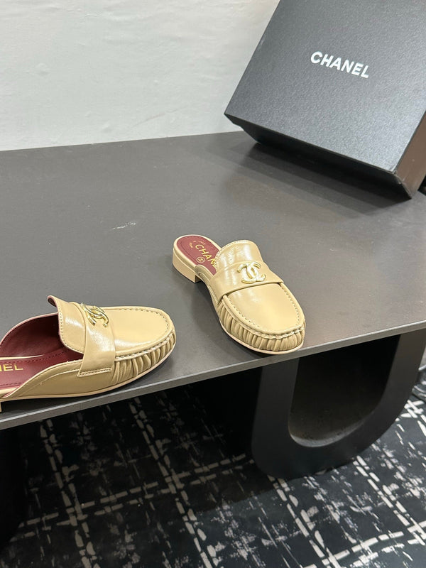 CC 2026 Double C Logo Loafers Begie Leather Sheepskin 832503