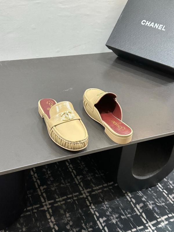 CC 2026 Double C Logo Loafers Begie Leather Sheepskin 832503