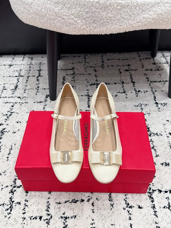 FG Vara Bow Round Toe Mary Jane Pumps 3.5cm White Patent Leather 458402