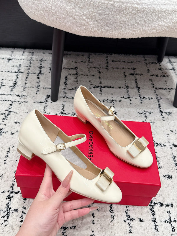 FG Vara Bow Round Toe Mary Jane Pumps 3.5cm White Patent Leather 458402