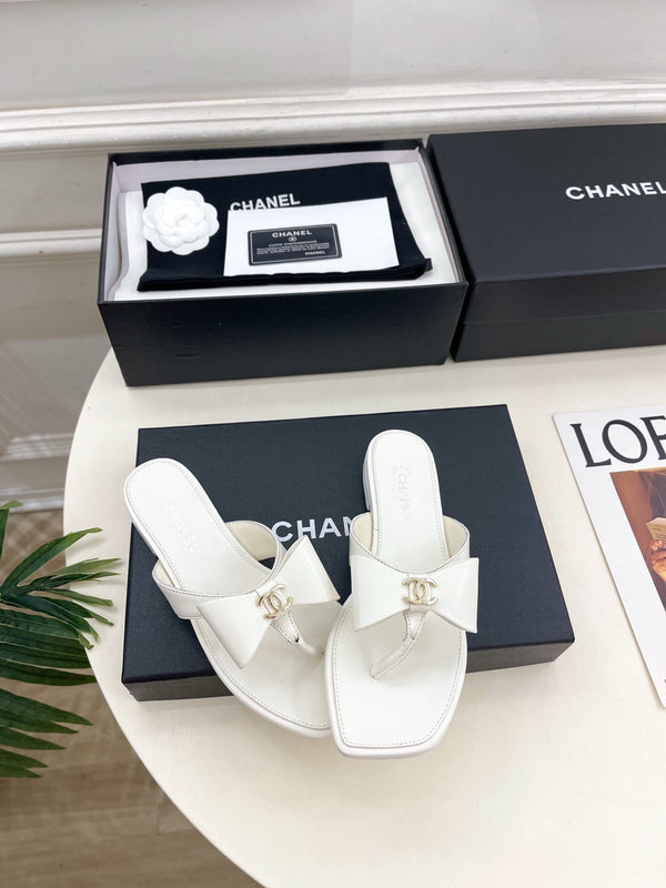CC Bow Thong Flat Sandals White Leather 891770