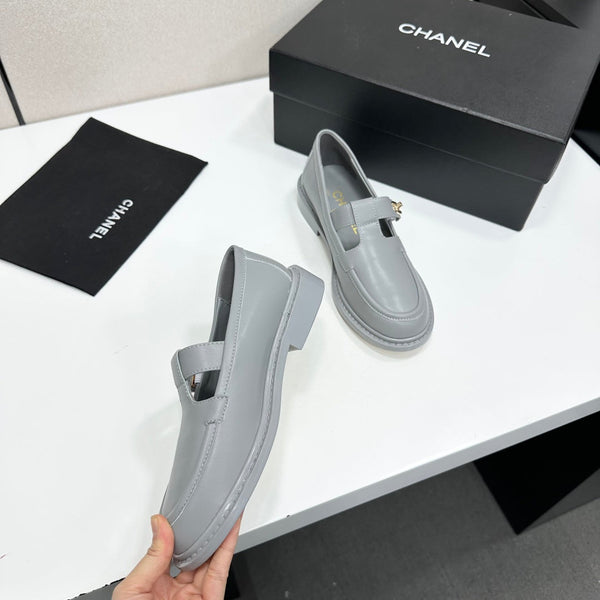 CC Turn-Lock CC T-Strap Loafers Gray Leather 944554