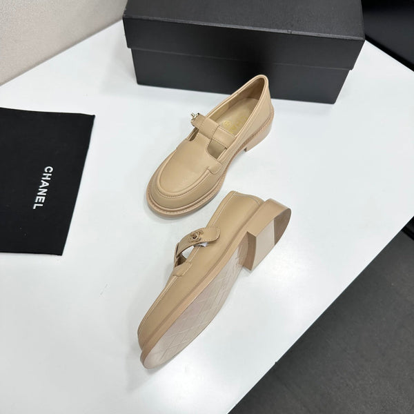 CC Turn-Lock CC T-Strap Loafers Beige Leather 944551