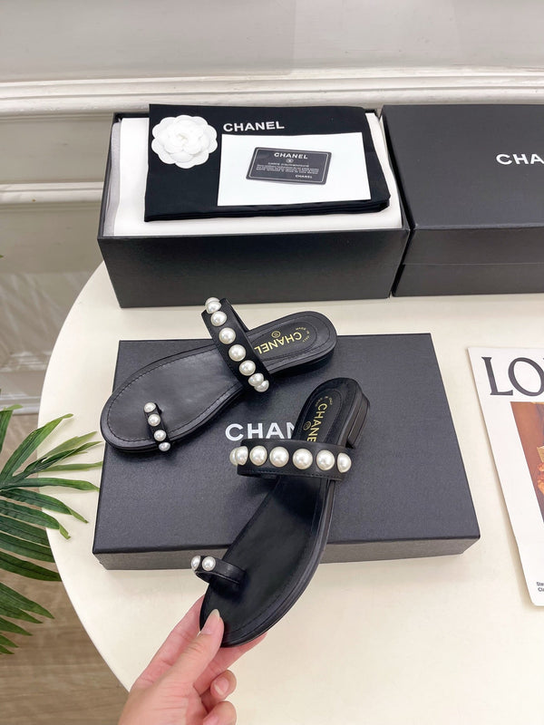 CC Pearl Double C Thong Sandals Black Leather 947066