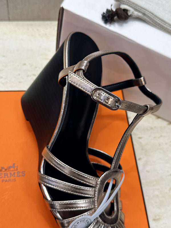 HM Wedge Sandals 10.5CM Taupe Metallic Leather 959358