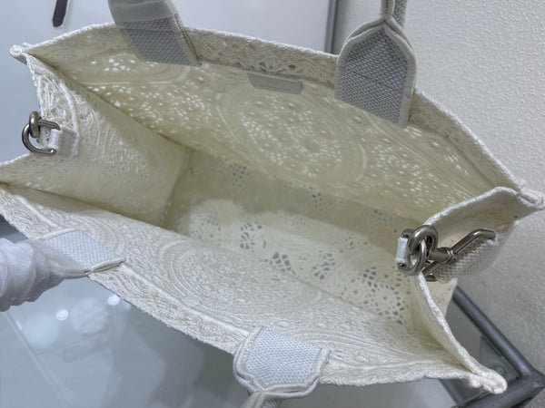 CD Book Tote With Strap Dior Médaillon Embroidery Cream Crochet 164677