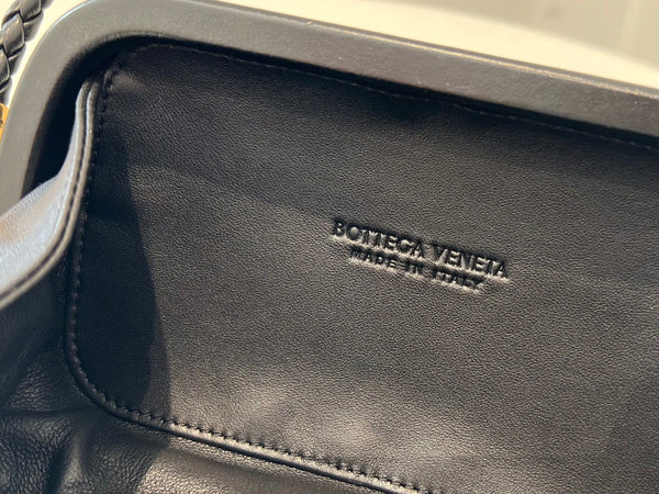KNOT 20 IN BLACK LAMBSKIN WITH CHAIN