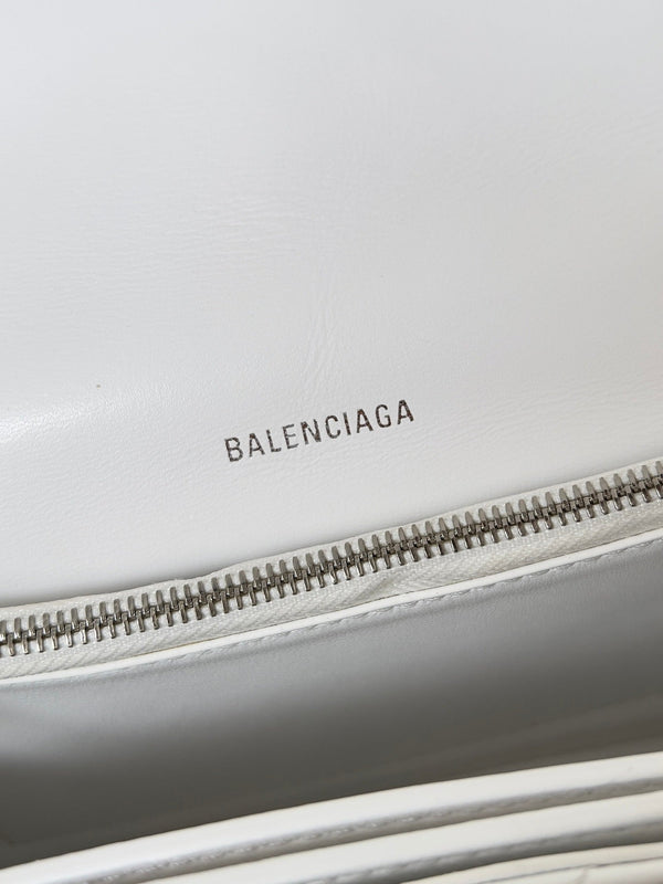 CRUSH CHAINED BAG 25 IN WHITE QUILTED CRUSHED CALFSKIN SILVER HARDWARE