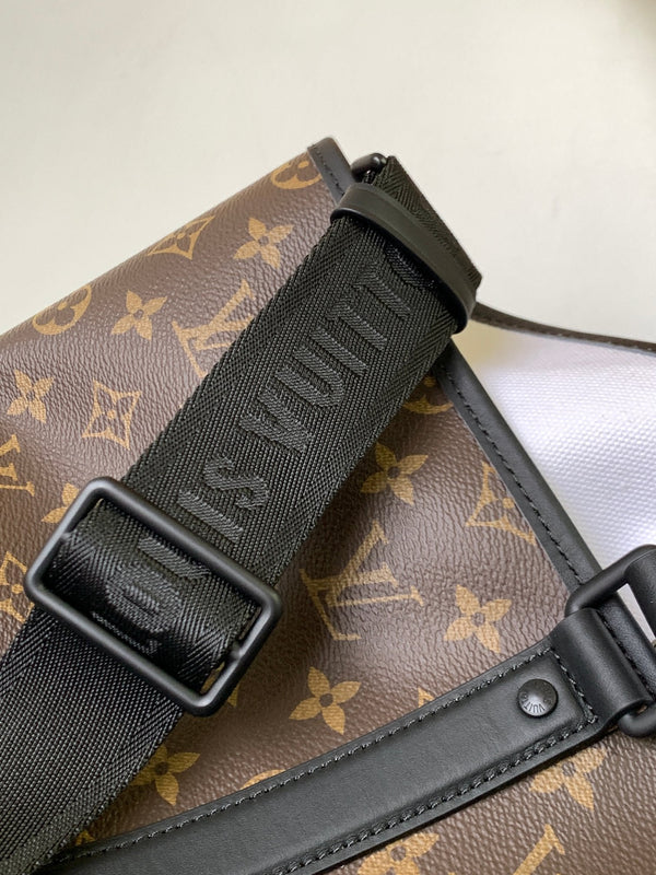 LV Week-End Tote Large Handbag Brown Monogram Canvas