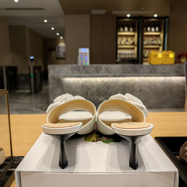 Prad 26s Open Toe Mules 45mm In White Patent Calfskin With Rosette
