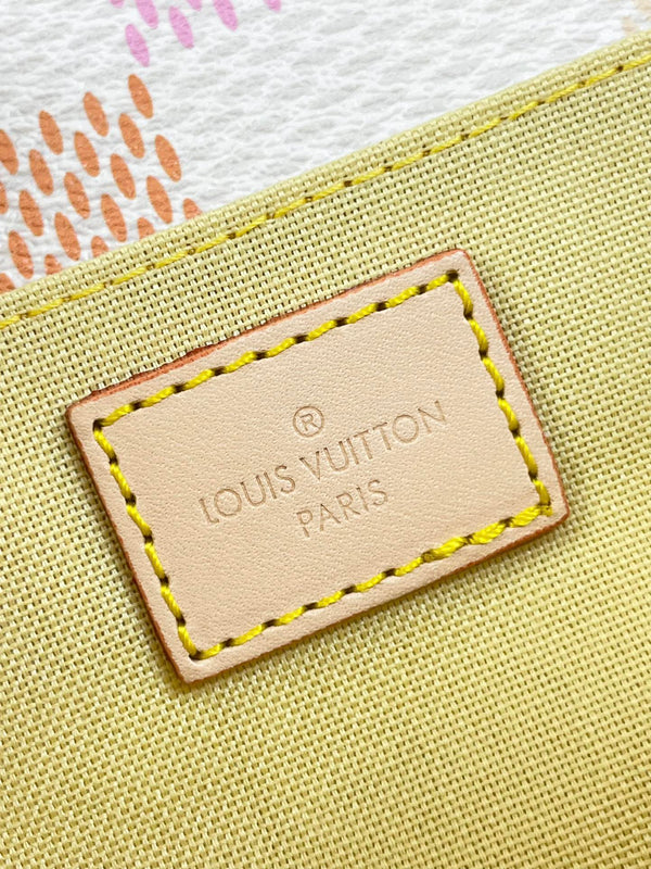 POCHETTE MÉTIS EAST WEST 21 IN PEACH DAMIER GIANT CANVAS GOLD HARDWARE