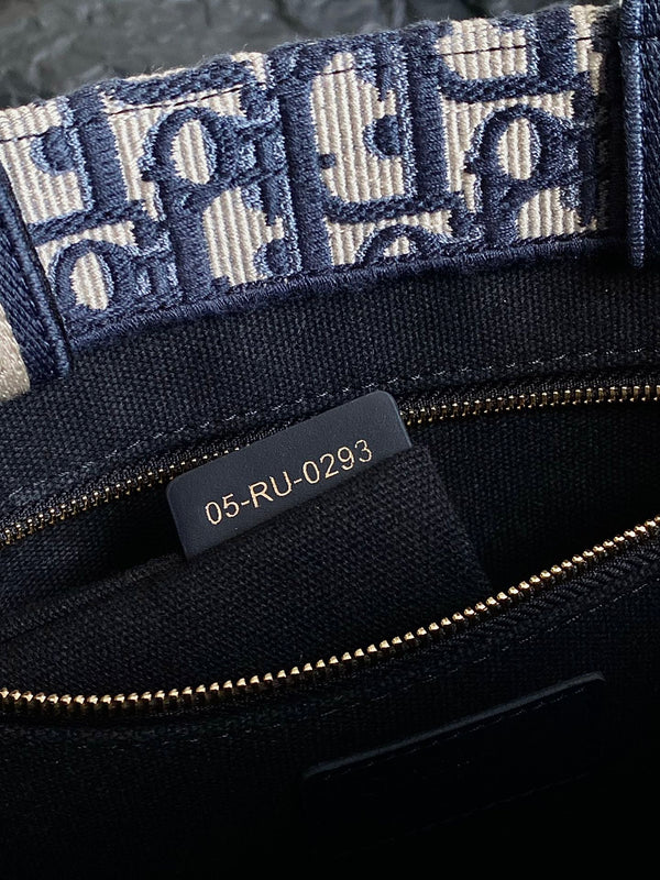 MINI BOOK TOTE 26 BLUE OBLIQUE EMBROIDERY