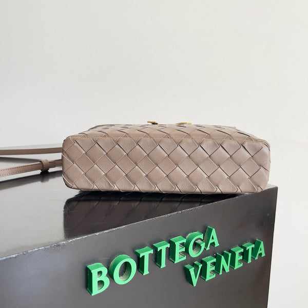 BANG BANG 22 VANITY CASE IN LIMESTONE CALFSKIN
