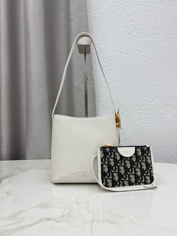 CD 2026 Medaillon Bucket Bag 19.5cm Calfskin