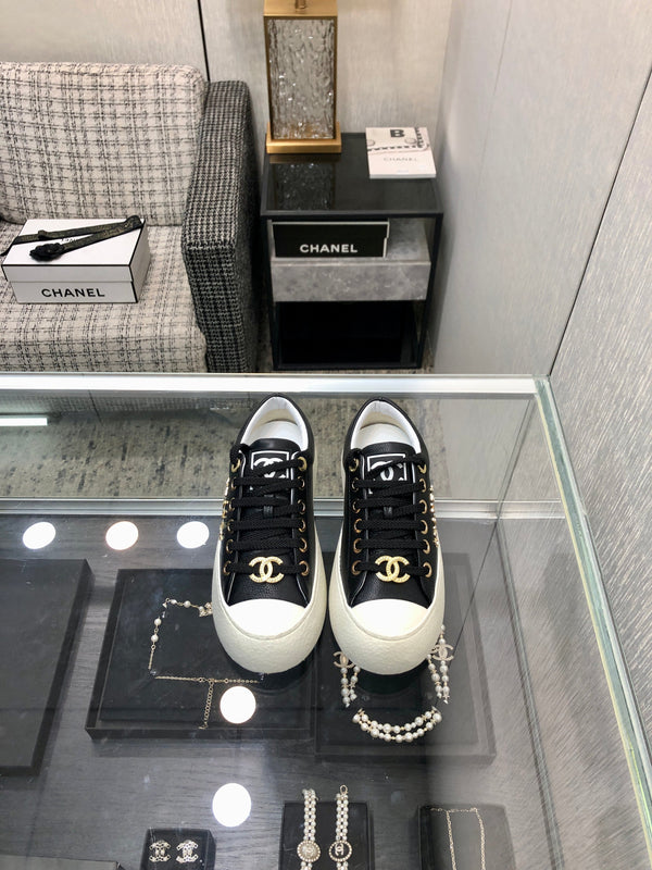 CASUAL SNEAKER IN BLACK LAMBSKIN WITH GOLD LOGO