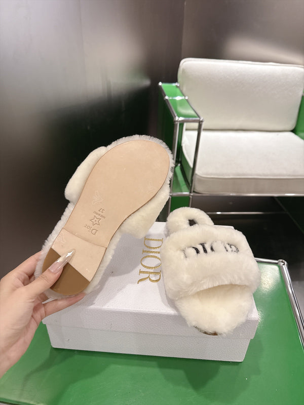 CD 26s Slippers Cream Fur 999419