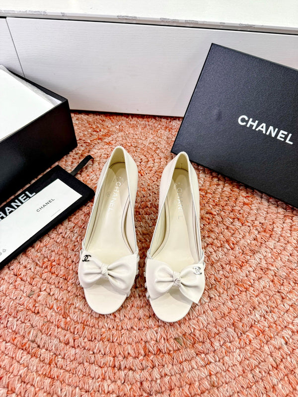 CC 26s Bow Heels Sandals White Sheepskin 703676