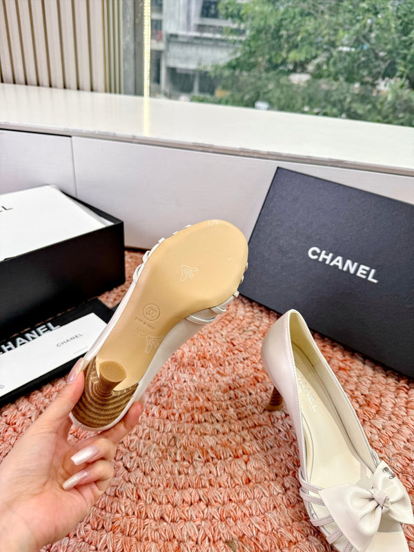 CC 26s Bow Heels Sandals White Sheepskin 703676