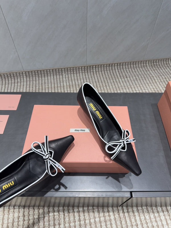 Miu 26s Pointed Toe Pumps 55mm In Black And White Calfskin With Bow