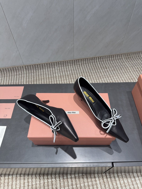 Miu 26s Pointed Toe Pumps 55mm In Black And White Calfskin With Bow