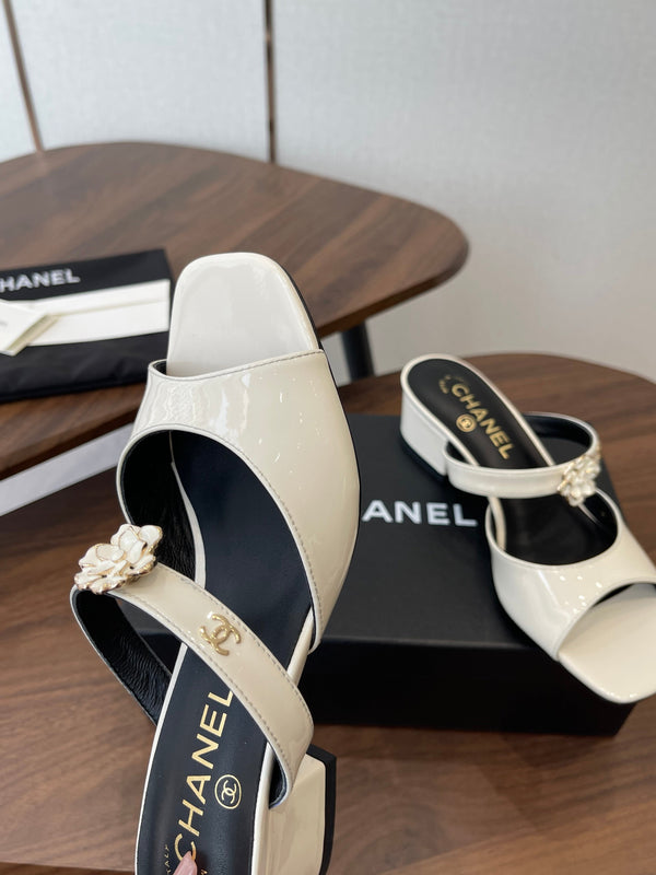CC 26s Camellia Sandals 4.5cm White Patent Leather 624229
