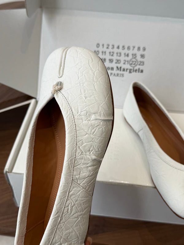 MM Split Toe Flat Heel White Textured Leather 890031