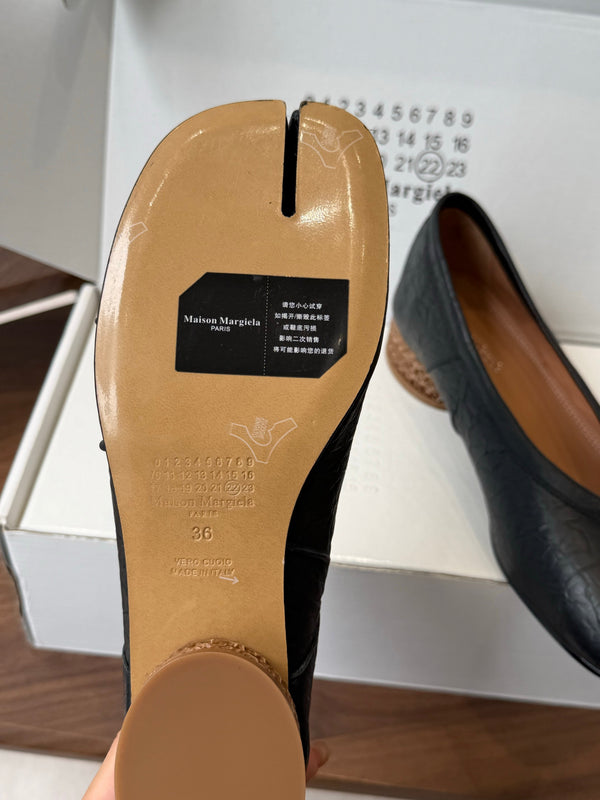 MM Split Toe Low Heel 3cm Black Textured Leather 890033