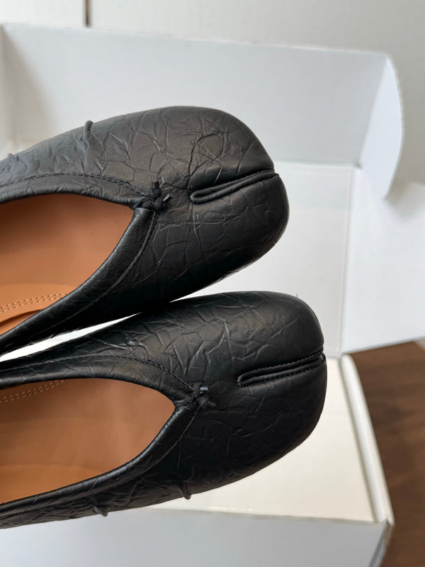MM Split Toe Low Heel 3cm Black Textured Leather 890033