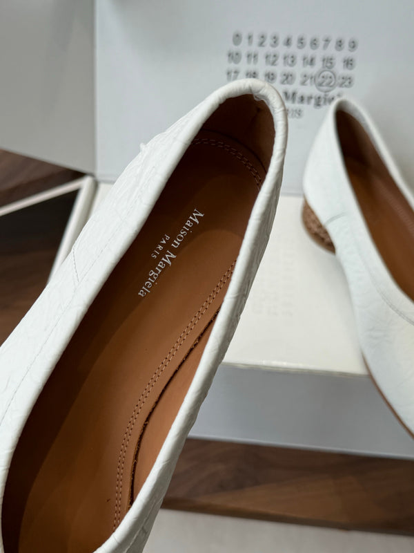 MM Split Toe Low Heel 3cm White Textured Leather 890034