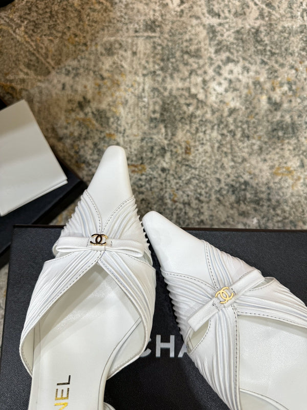 CC 26 𝑭𝑾 Pointed Toe Back Strap Slingback 6.5cm White Sheepskin 892576