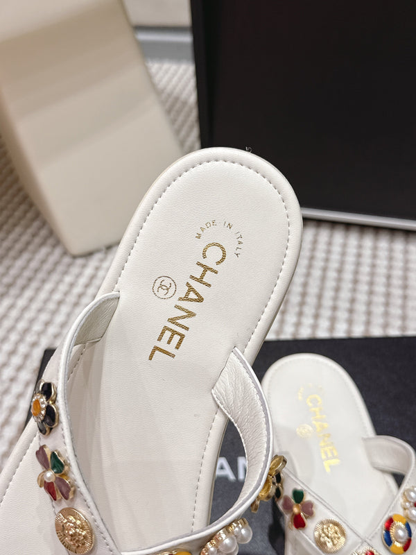 CC 26s Flip-Flop White Sheepskin 632363