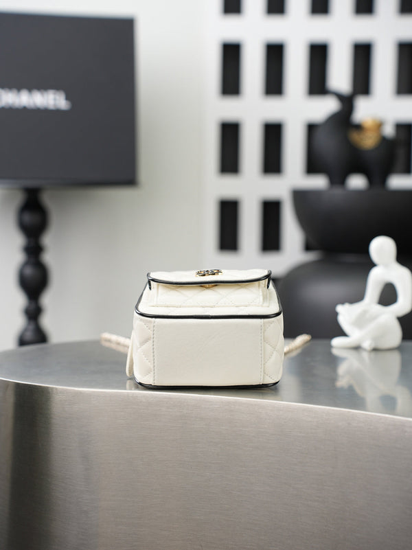 CC ๐จ๐ท๐๐๐๐ Mini Backpack White Lambskin